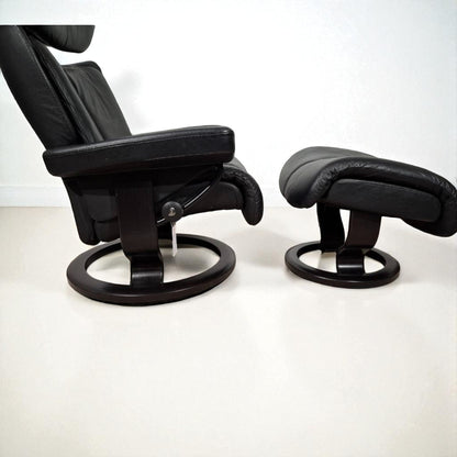 Stressless Magic lenestol svart skinn med krakk – Ekornes kvalitet | MøbelGlede