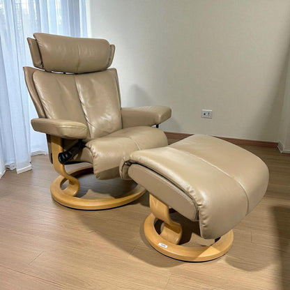 Stressless Magic M lenestol med krakk – Beige skinn | MøbelGlede