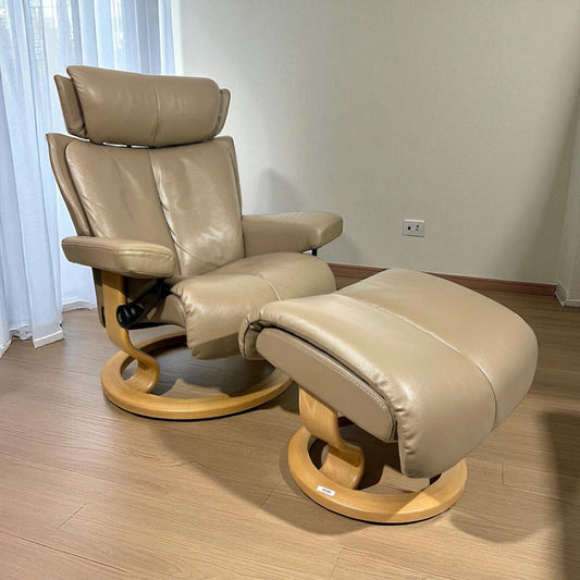 Stressless® Magic lenestol (M) med krakk – Pent brukt