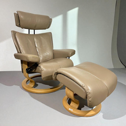 Stressless Magic M lenestol med krakk – Beige skinn | MøbelGlede