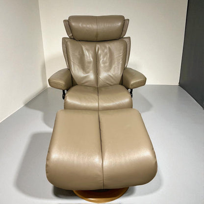 Stressless Magic M lenestol med krakk – Beige skinn | MøbelGlede