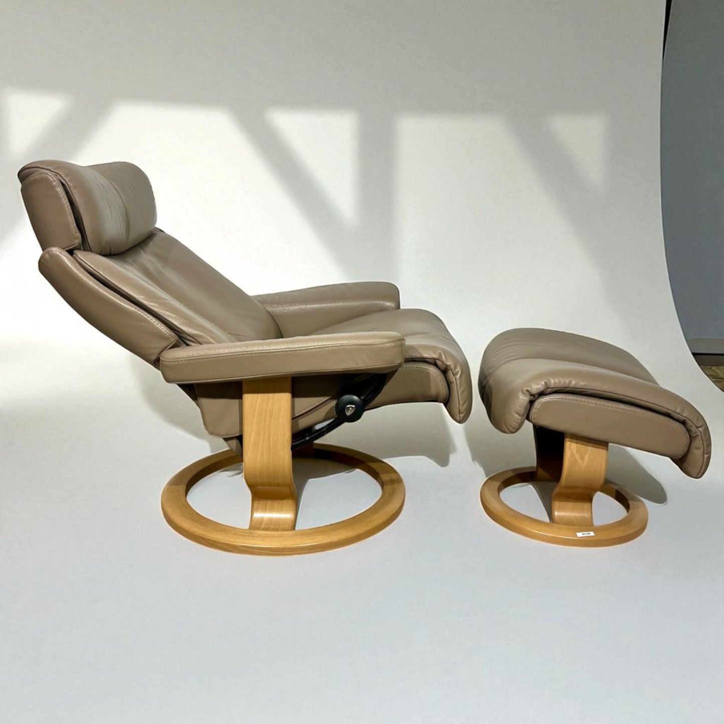 Stressless Magic M lenestol med krakk – Beige skinn | MøbelGlede