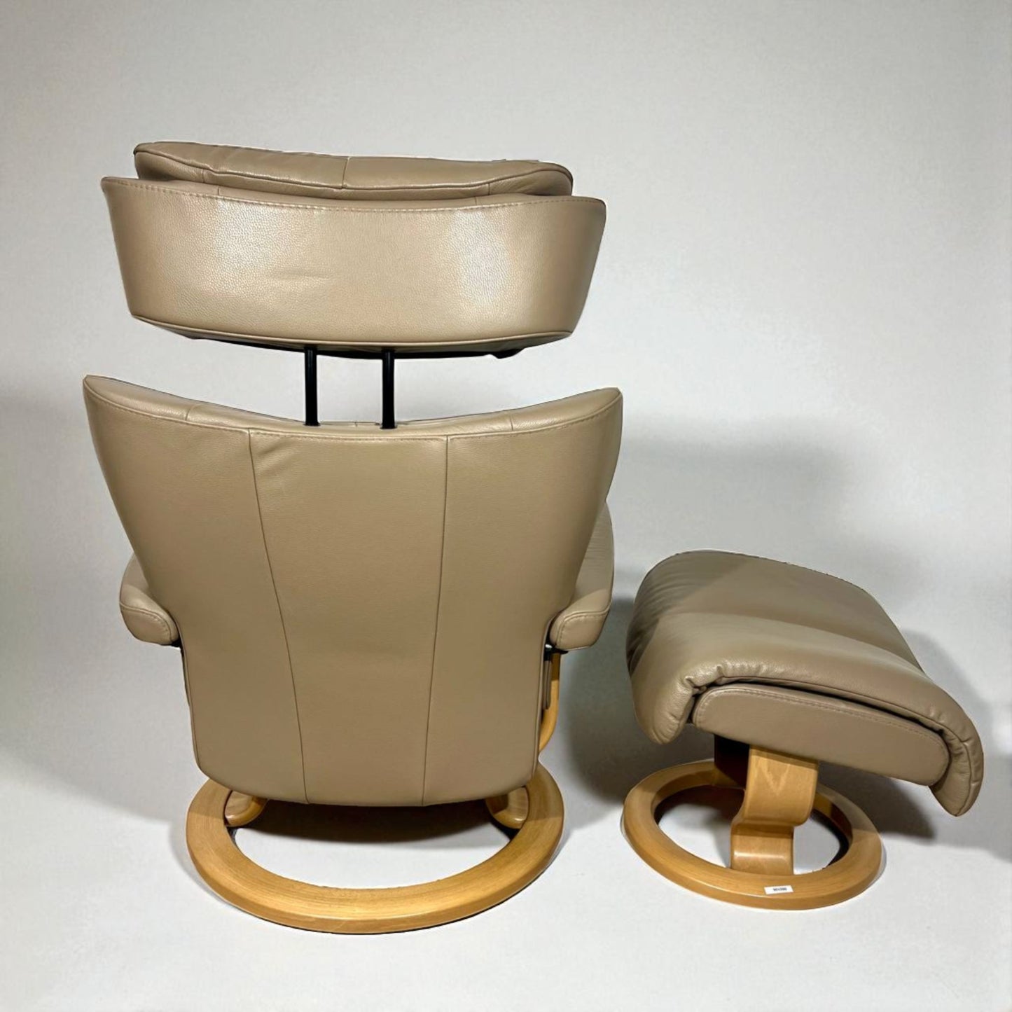 Stressless Magic M lenestol med krakk – Beige skinn | MøbelGlede