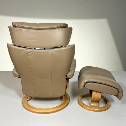 Stressless Magic M lenestol med krakk – Beige skinn | MøbelGlede