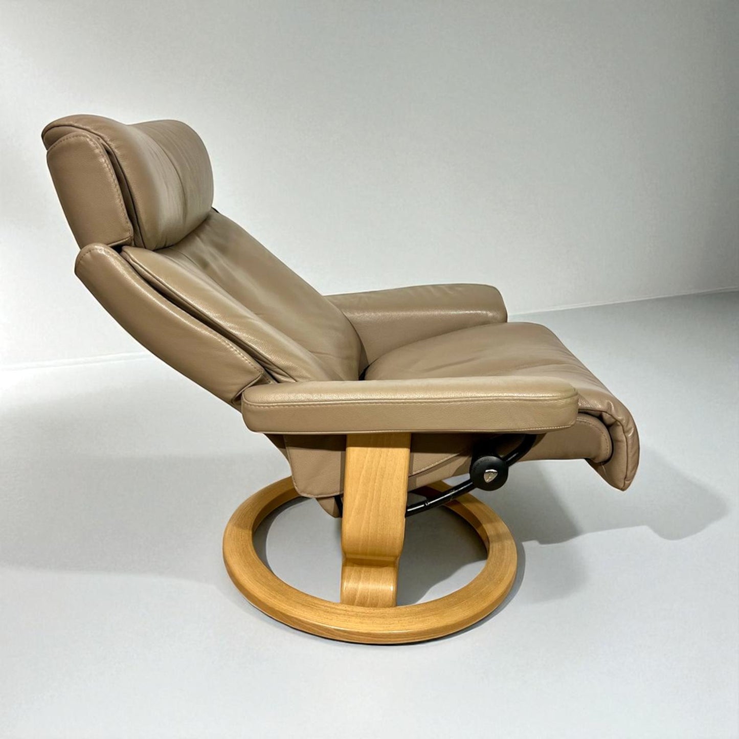 Stressless Magic M lenestol med krakk – Beige skinn | MøbelGlede