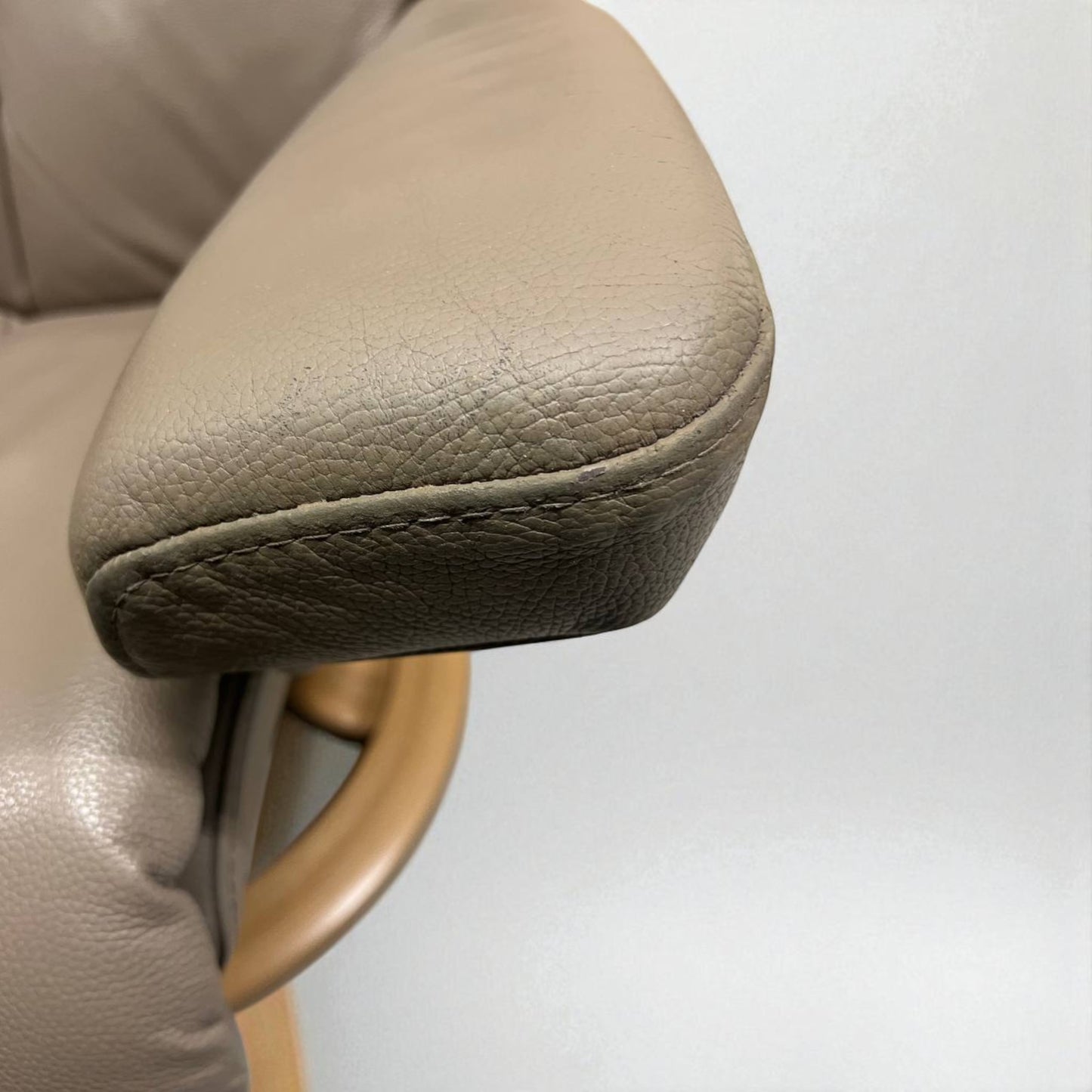 Stressless Magic M lenestol med krakk – Beige skinn | MøbelGlede