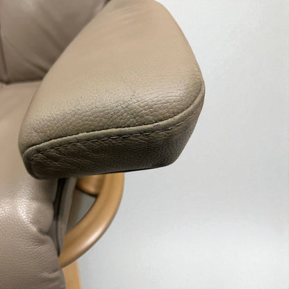Stressless Magic M lenestol med krakk – Beige skinn | MøbelGlede