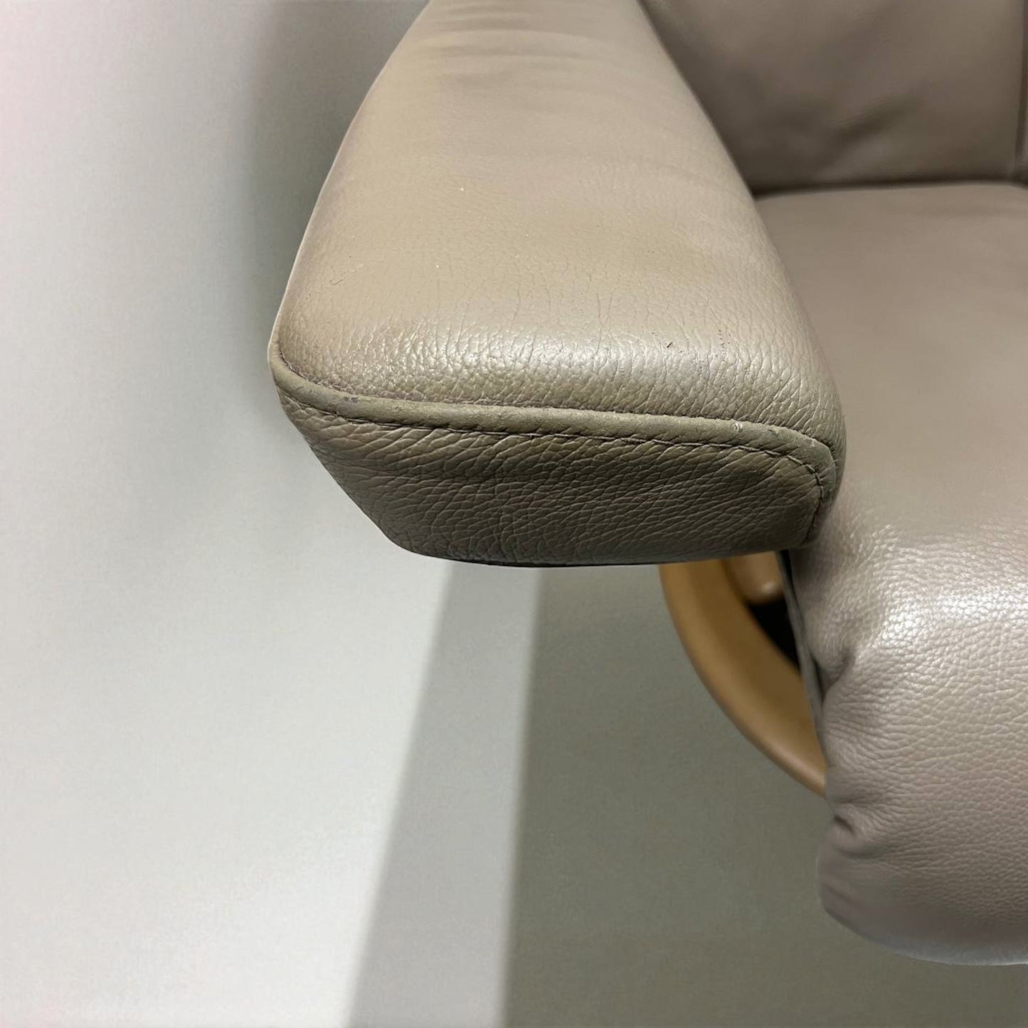 Stressless Magic M lenestol med krakk – Beige skinn | MøbelGlede