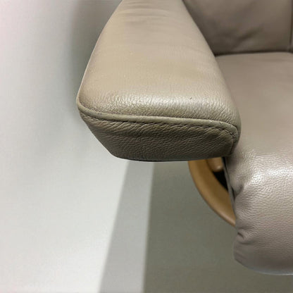 Stressless Magic M lenestol med krakk – Beige skinn | MøbelGlede