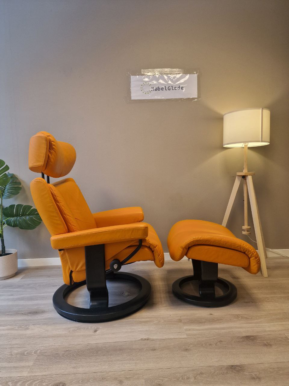 PENT BRUKT | Stressless Magic (M) lenestol med krakk i oransje