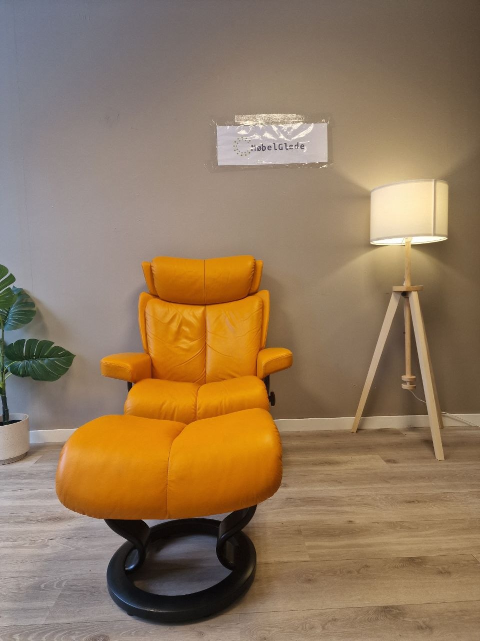 PENT BRUKT | Stressless Magic (M) lenestol med krakk i oransje