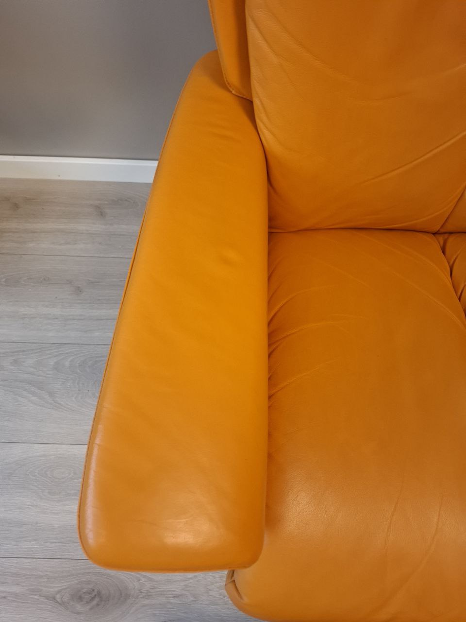 PENT BRUKT | Stressless Magic (M) lenestol med krakk i oransje