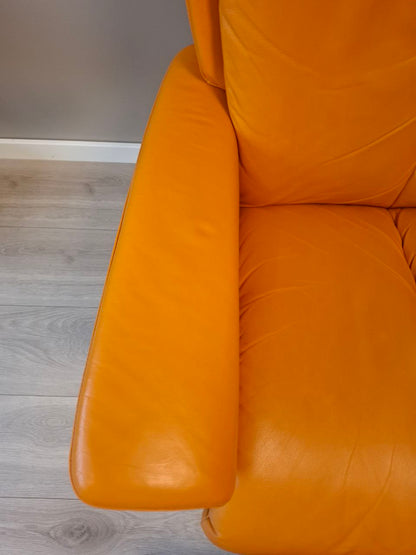 PENT BRUKT | Stressless Magic (M) lenestol med krakk i oransje