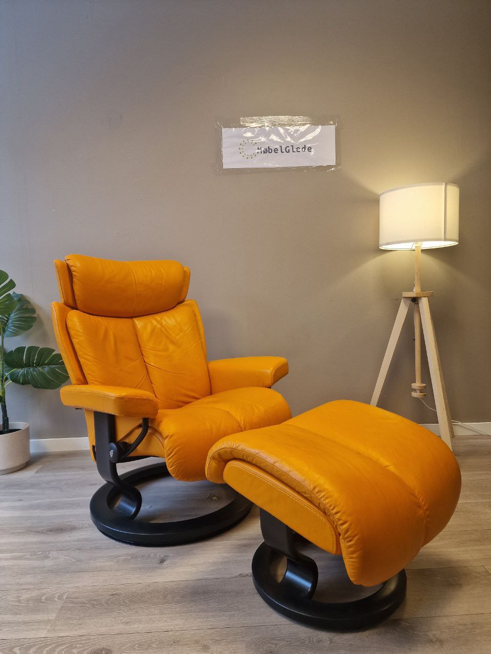 PENT BRUKT | Stressless Magic (M) lenestol med krakk i oransje