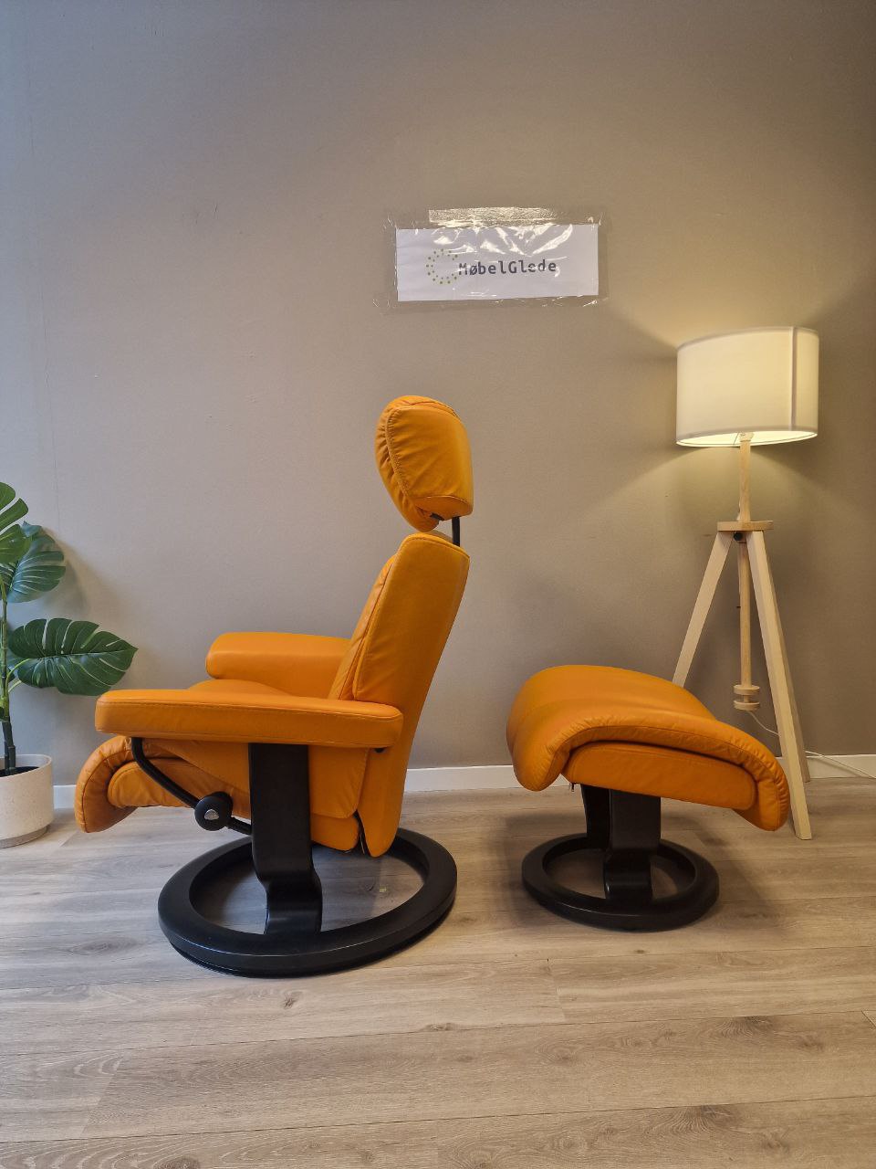 PENT BRUKT | Stressless Magic (M) lenestol med krakk i oransje