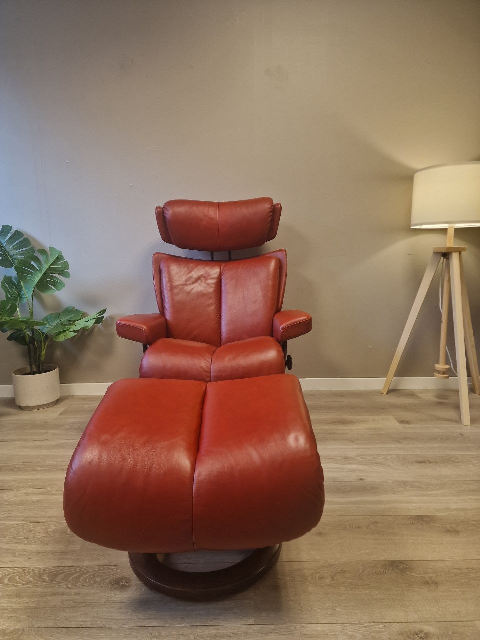 Stressless Magic (M) Lenestol med Krakk i Rødt Skinn