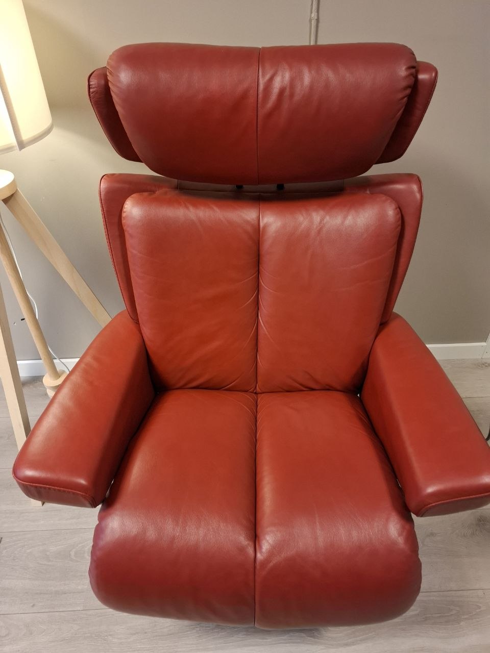 Stressless Magic (M) Lenestol med Krakk i Rødt Skinn