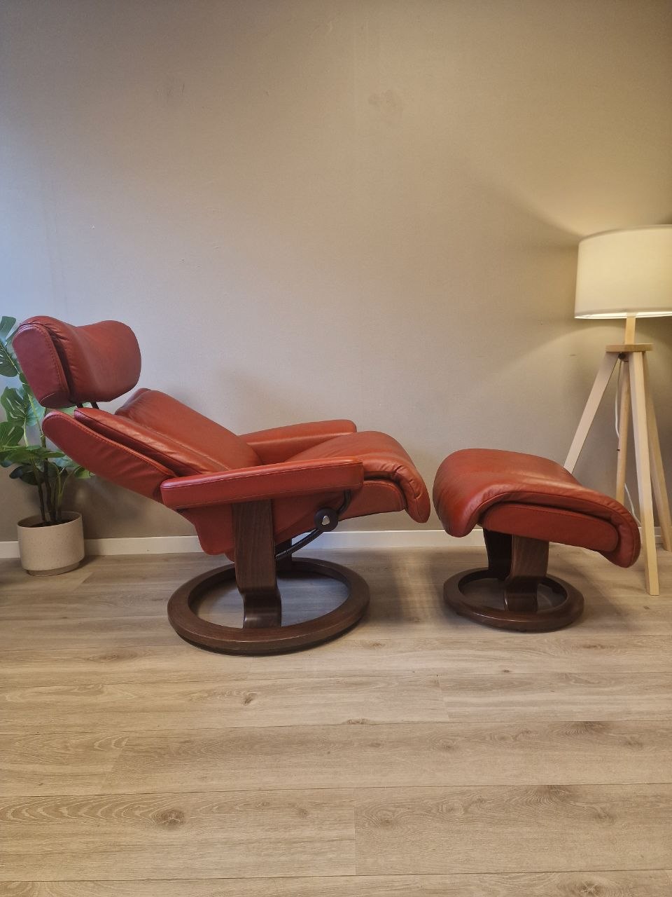 Stressless Magic (M) Lenestol med Krakk i Rødt Skinn