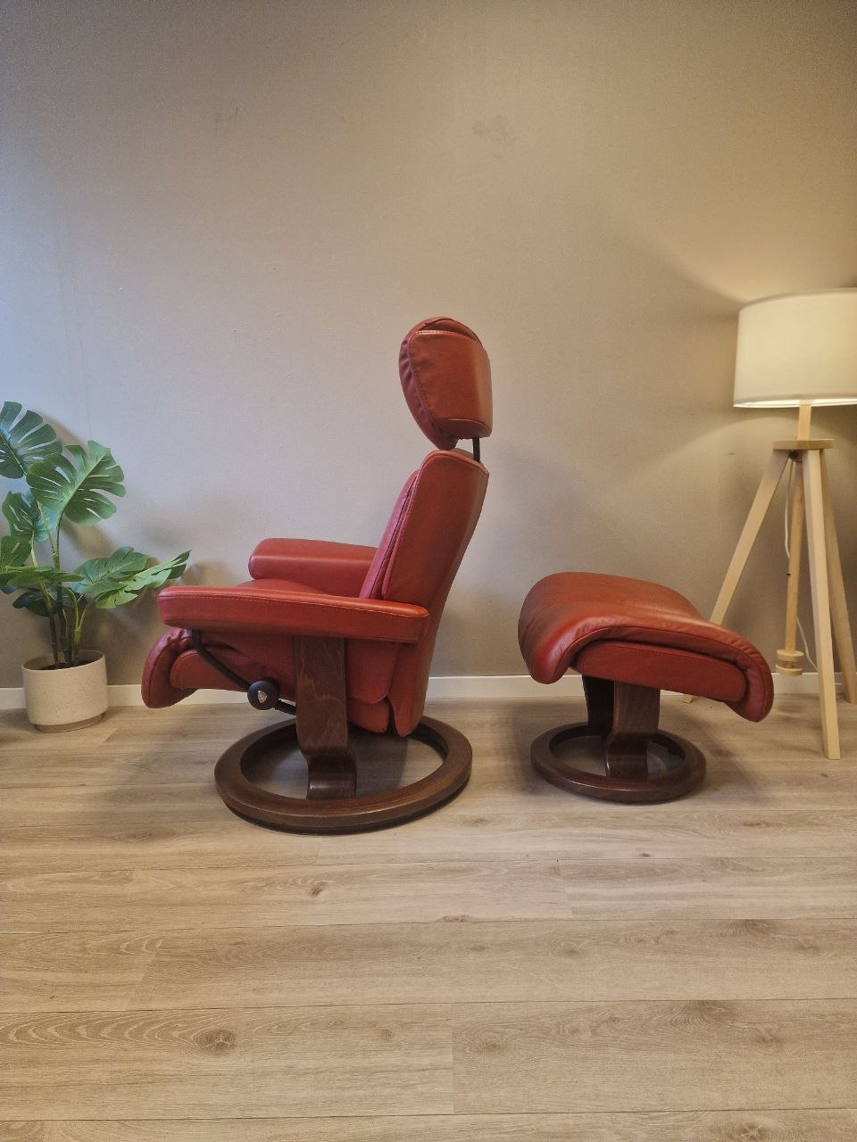 Stressless Magic (M) Lenestol med Krakk i Rødt Skinn