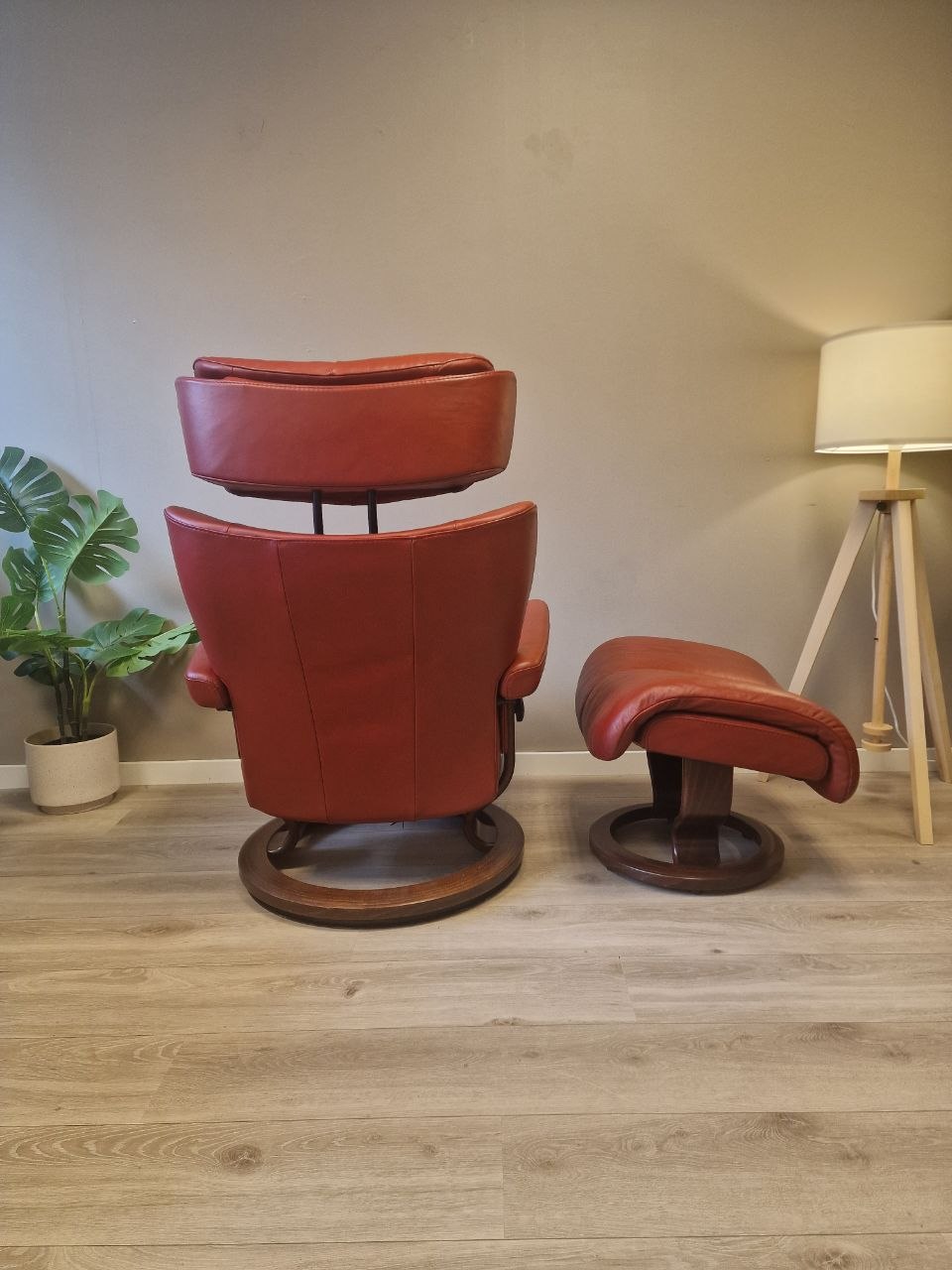 Stressless Magic (M) Lenestol med Krakk i Rødt Skinn