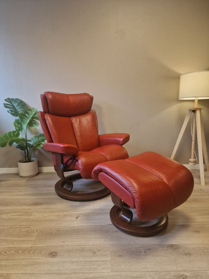 Stressless Magic (M) Lenestol med Krakk i Rødt Skinn