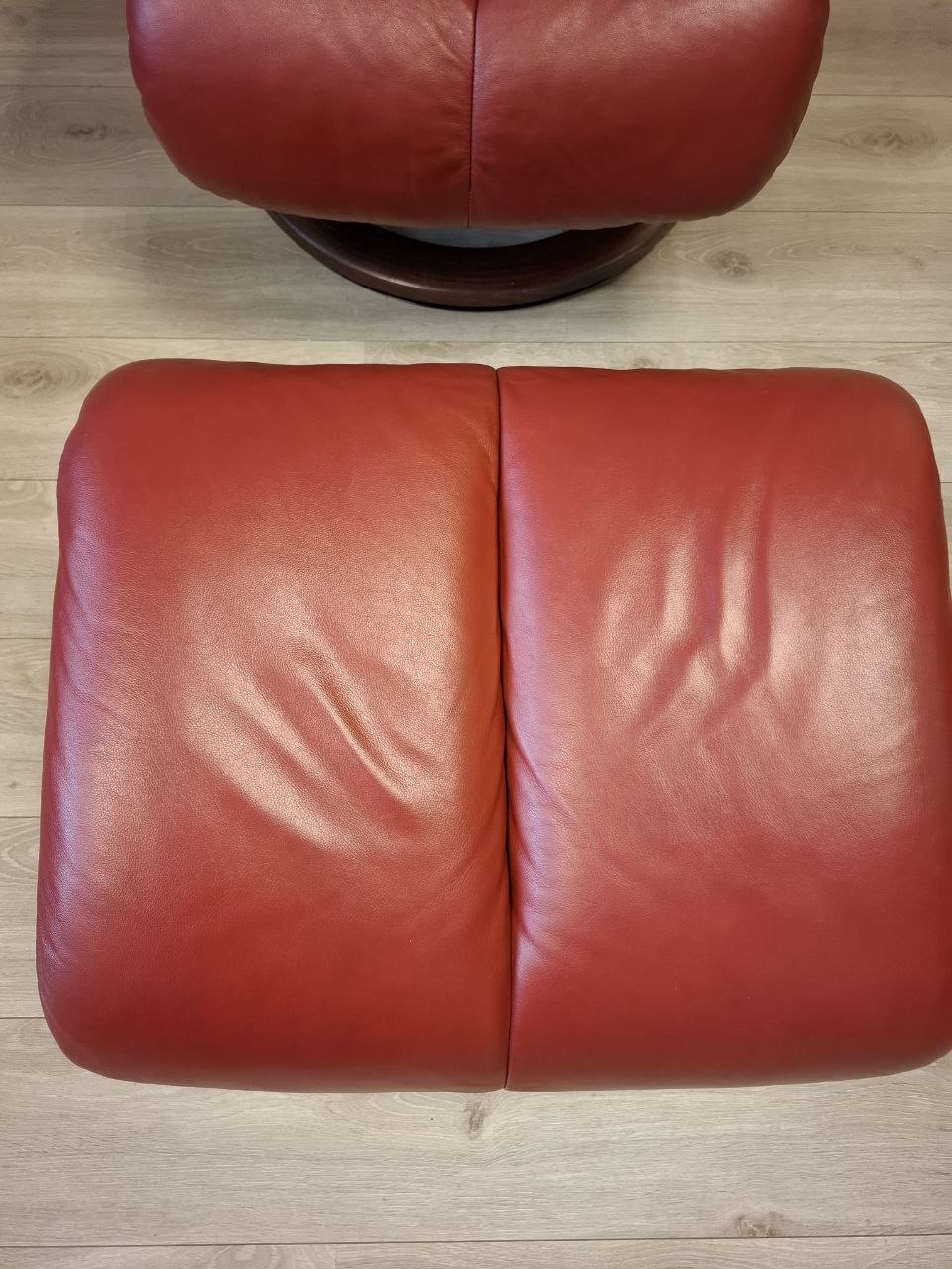 Stressless Magic (M) Lenestol med Krakk i Rødt Skinn