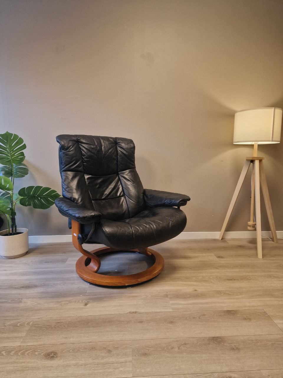 Brukt Stressless Mayfair (M) lenestol i svart - frontvisning