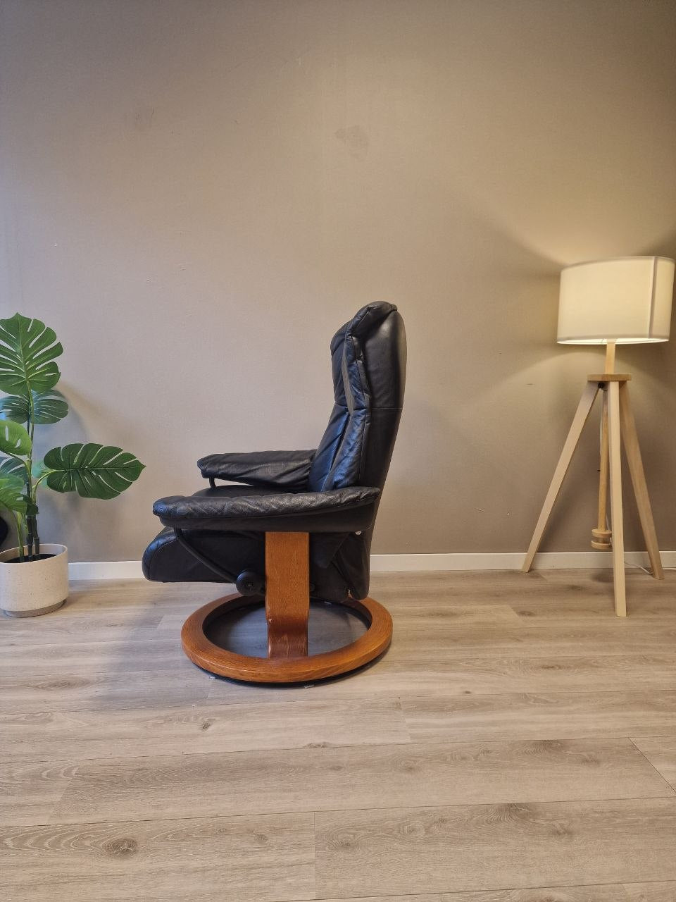 Brukt Stressless Mayfair (M) lenestol i svart - skravisning