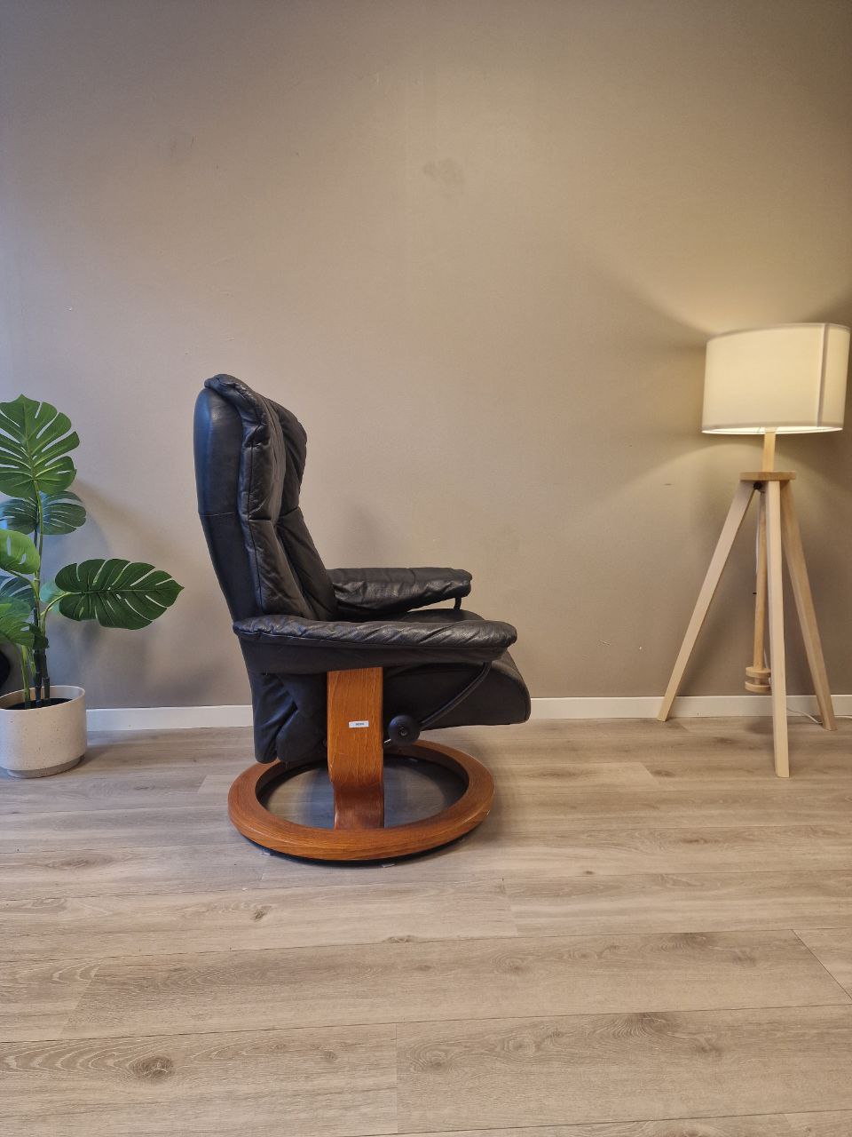 Brukt Stressless Mayfair (M) lenestol i svart - detaljbilde skinn