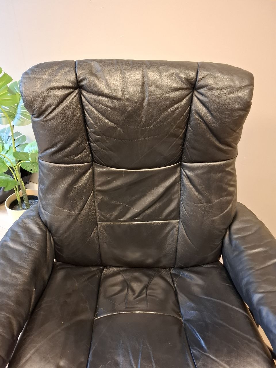 Brukt Stressless Mayfair (M) lenestol i svart - med krakk
