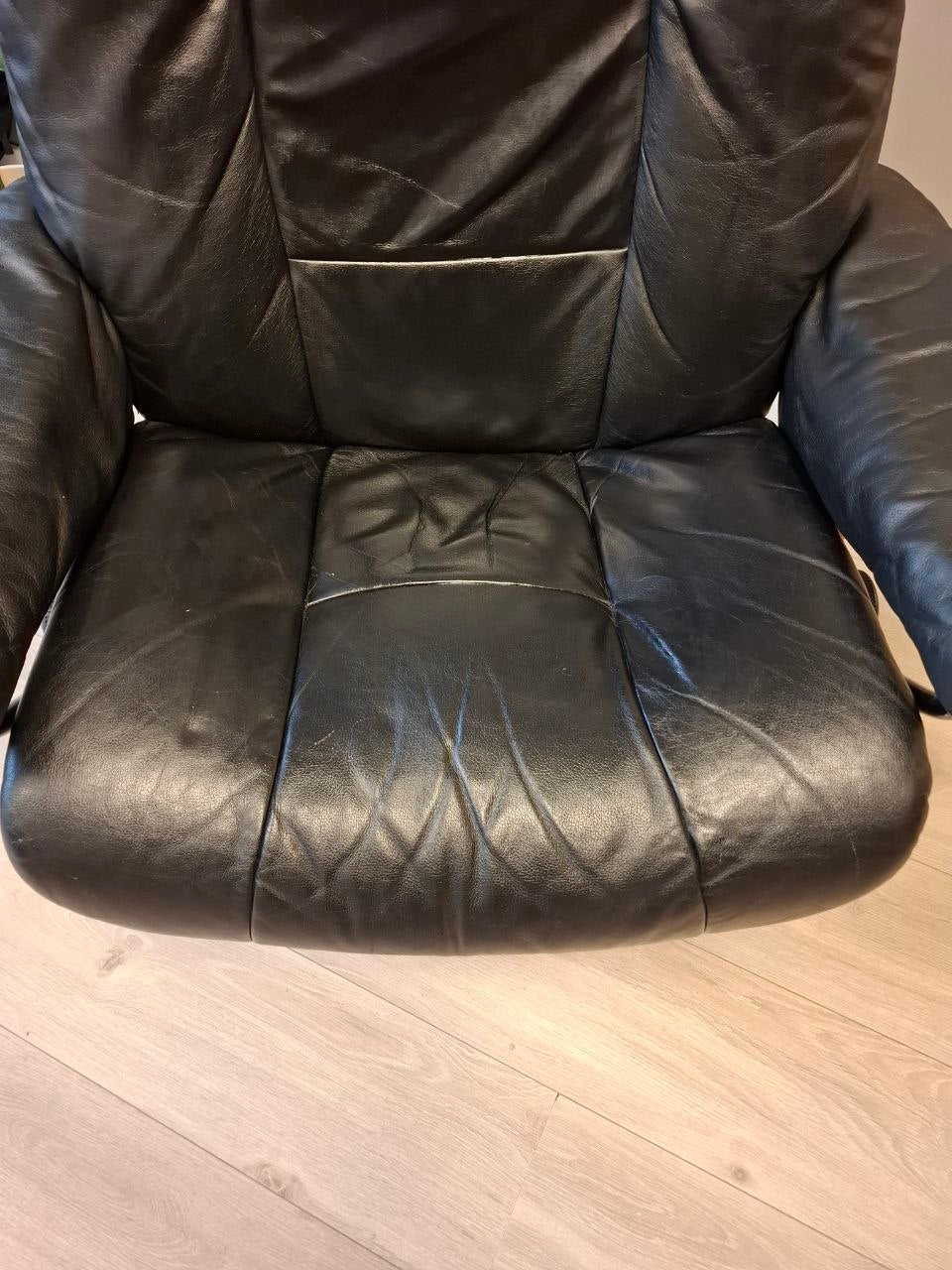 Brukt Stressless Mayfair (M) lenestol i svart - i interiorsetting
