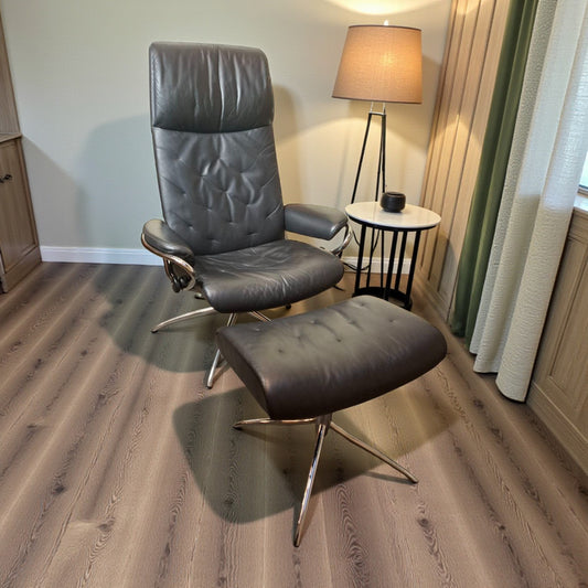 Stressless Metro med krakk i svart skinn – Kupp hos MøbelGlede