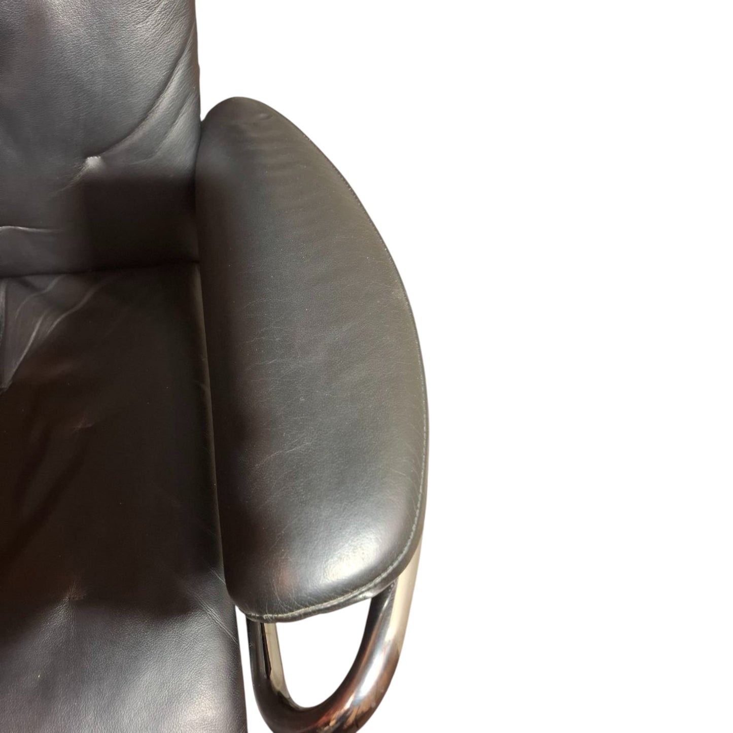 Stressless Metro med krakk i svart skinn – Kupp hos MøbelGlede