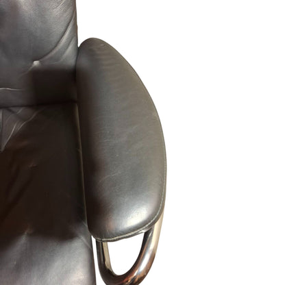 Stressless Metro med krakk i svart skinn – Kupp hos MøbelGlede