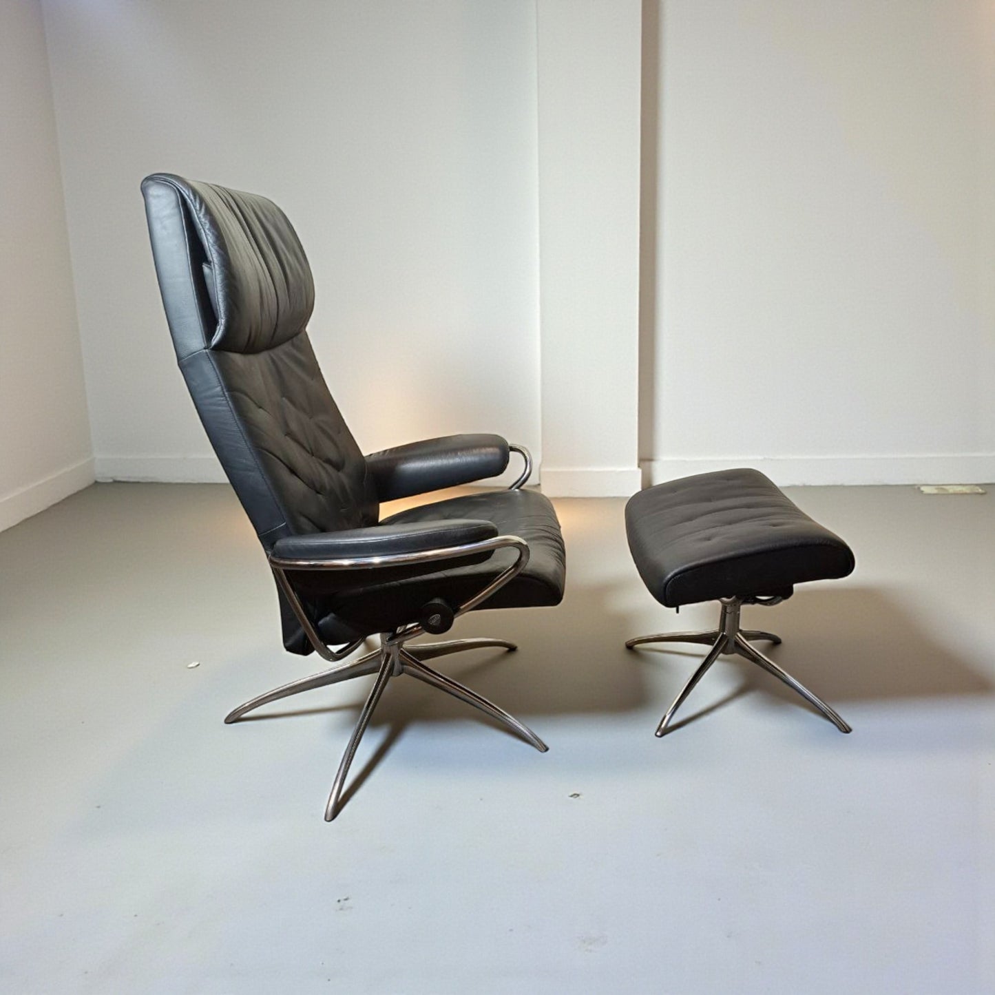 Stressless Metro med krakk i svart skinn – Kupp hos MøbelGlede