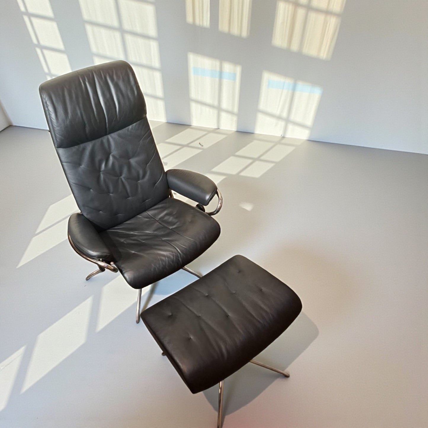 Stressless Metro med krakk i svart skinn – Kupp hos MøbelGlede