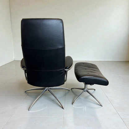 Stressless Metro med krakk i svart skinn – Kupp hos MøbelGlede