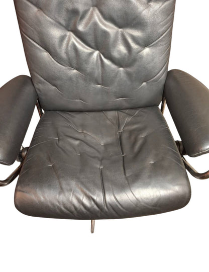 Stressless Metro med krakk i svart skinn – Kupp hos MøbelGlede