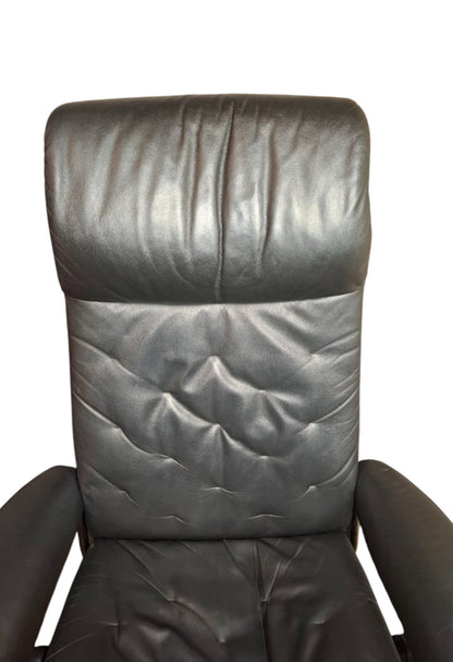 Stressless Metro med krakk i svart skinn – Kupp hos MøbelGlede