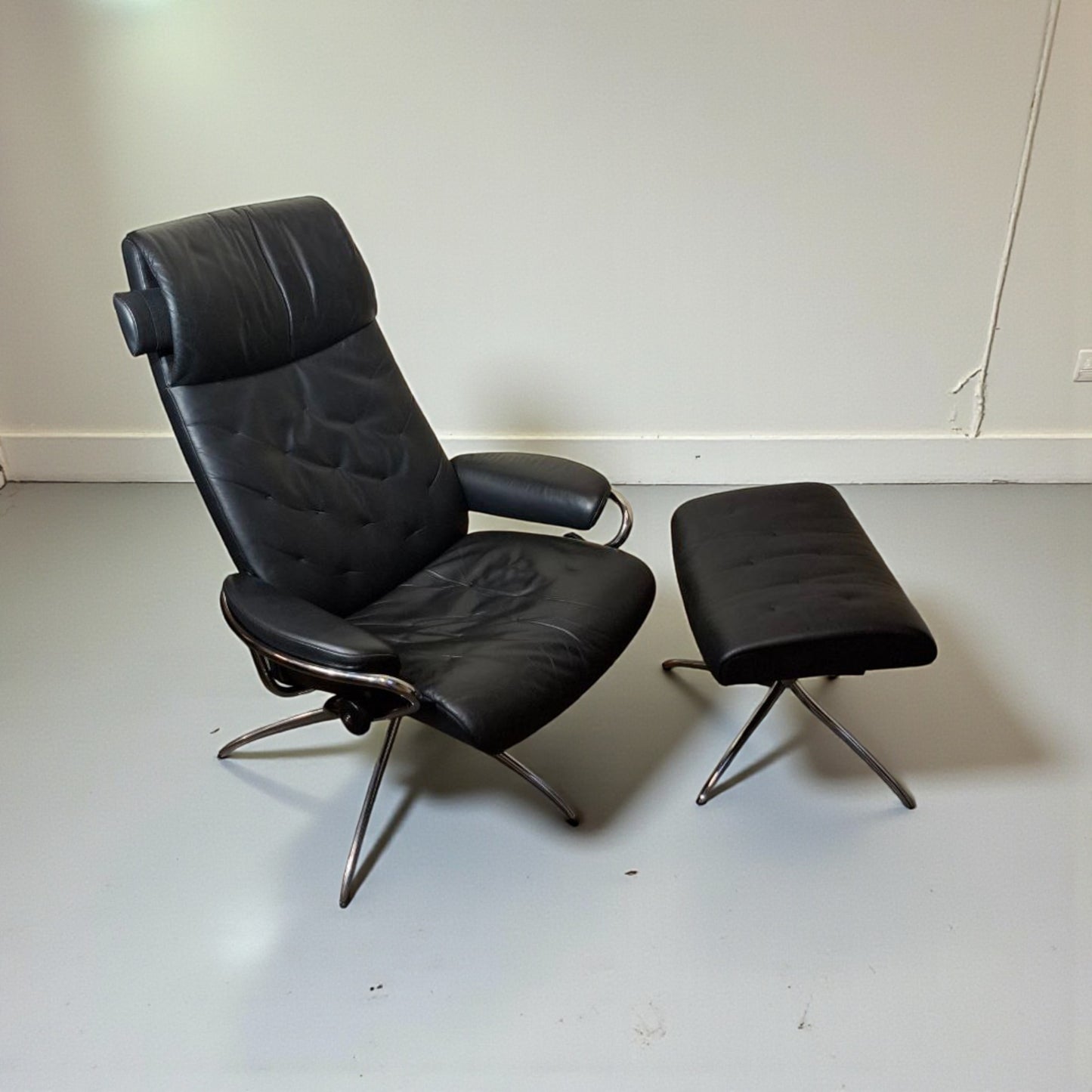 Stressless Metro med krakk i svart skinn – Kupp hos MøbelGlede