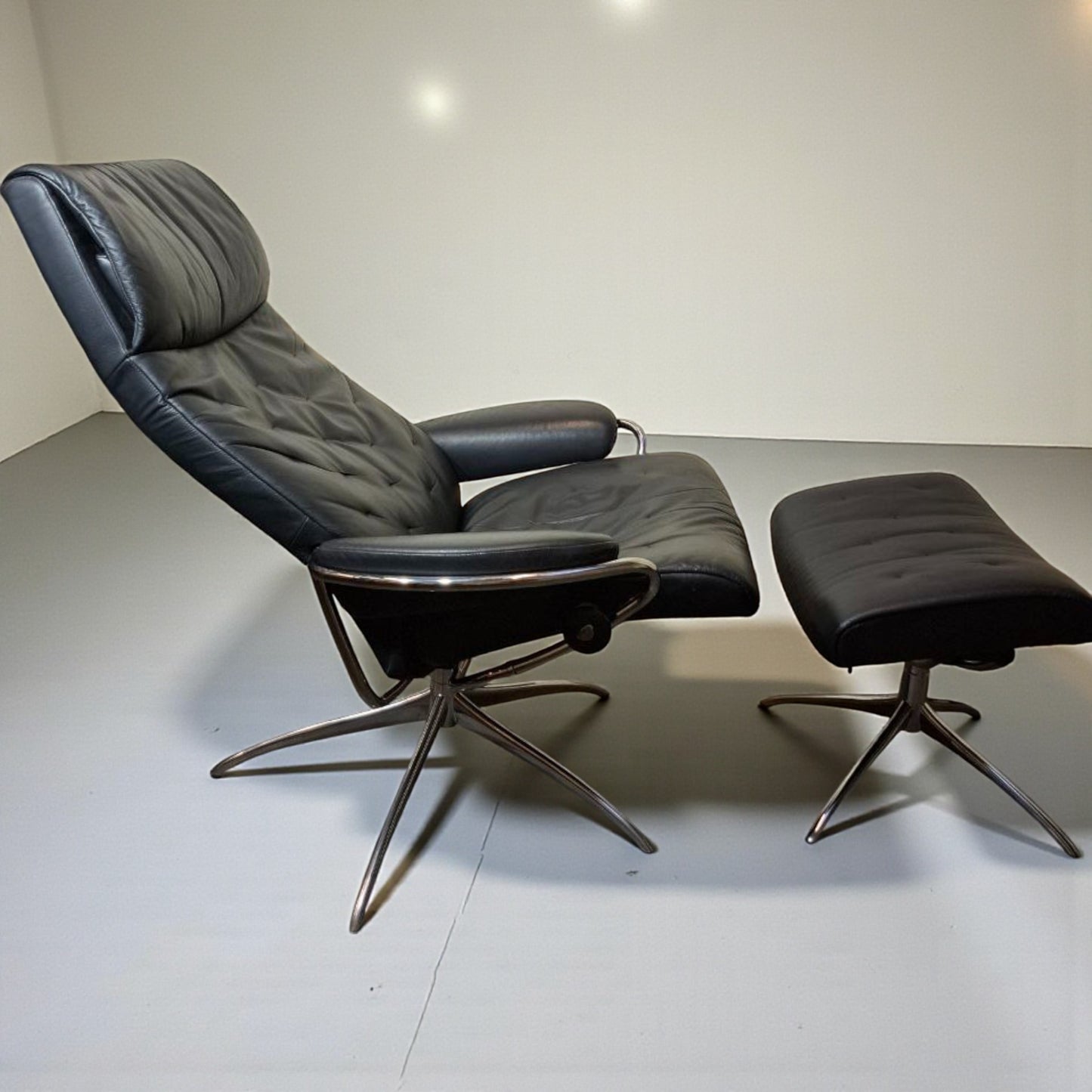 Stressless Metro med krakk i svart skinn – Kupp hos MøbelGlede