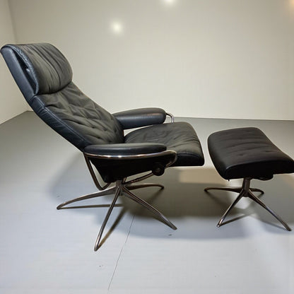 Stressless Metro med krakk i svart skinn – Kupp hos MøbelGlede