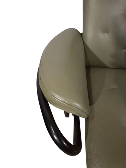 Stressless Metro Lenestol med Krakk – Grønn Paloma Skinn | MøbelGlede