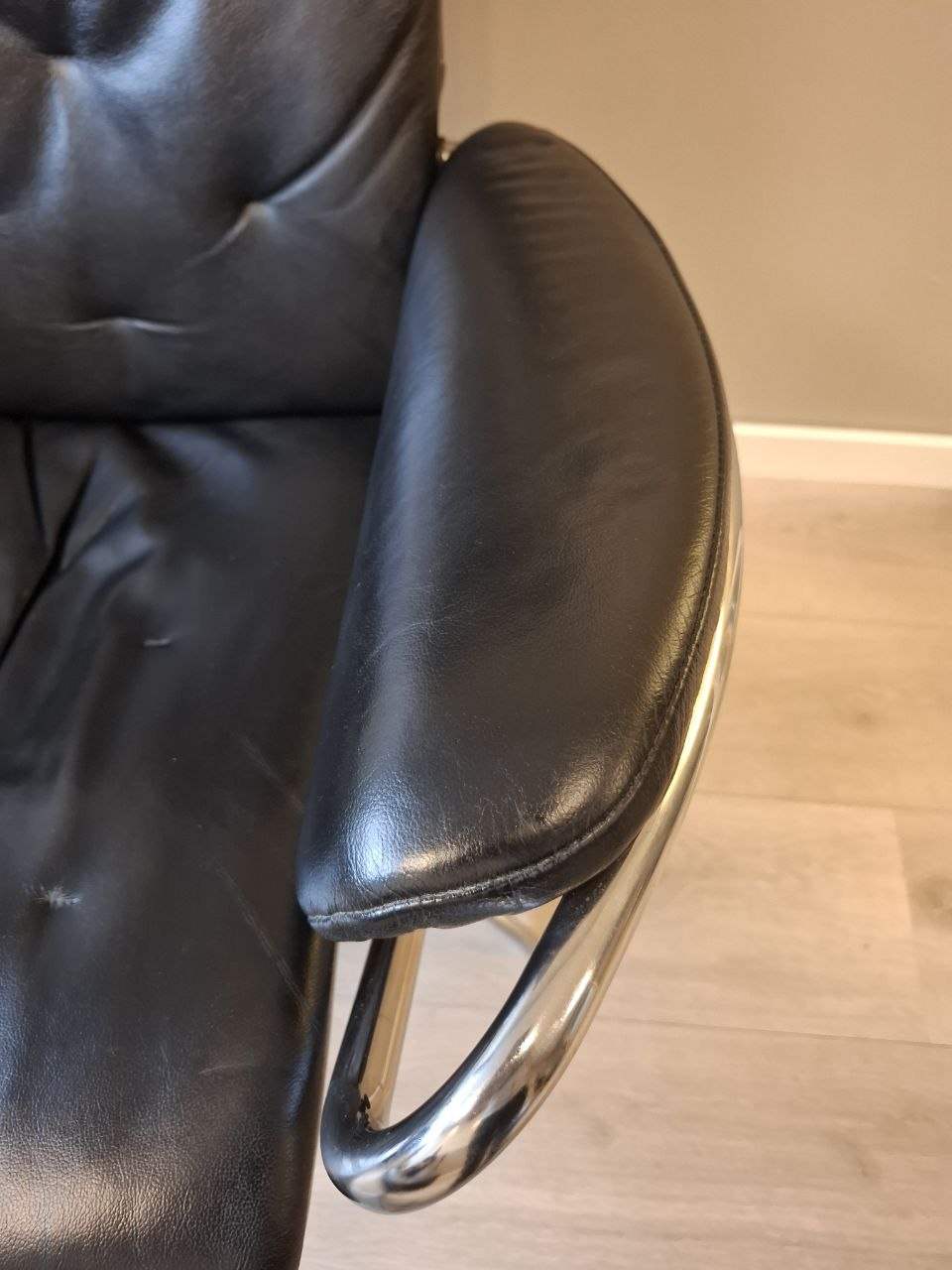 Brukt Stressless Metro lenestol m/krakk i svart - i interiorsetting