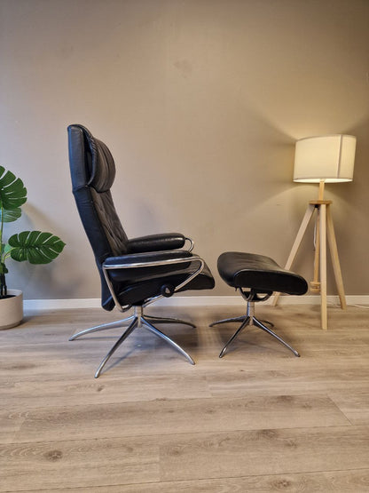 Brukt Stressless Metro lenestol m/krakk i svart - detaljbilde skinn