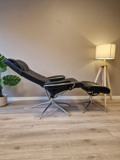 Brukt Stressless Metro lenestol m/krakk i svart - sidevisning