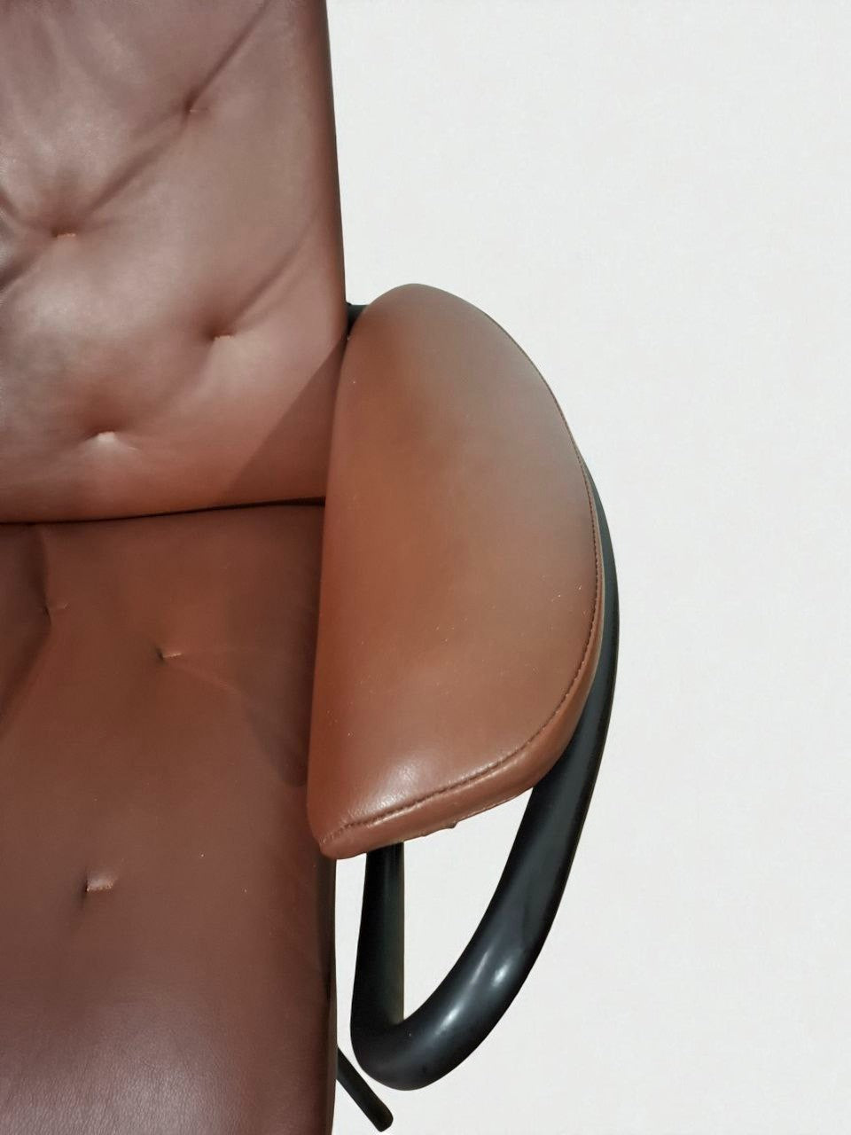 Stressless Metro Lenestol med Krakk – brun Skinn | MøbelGlede