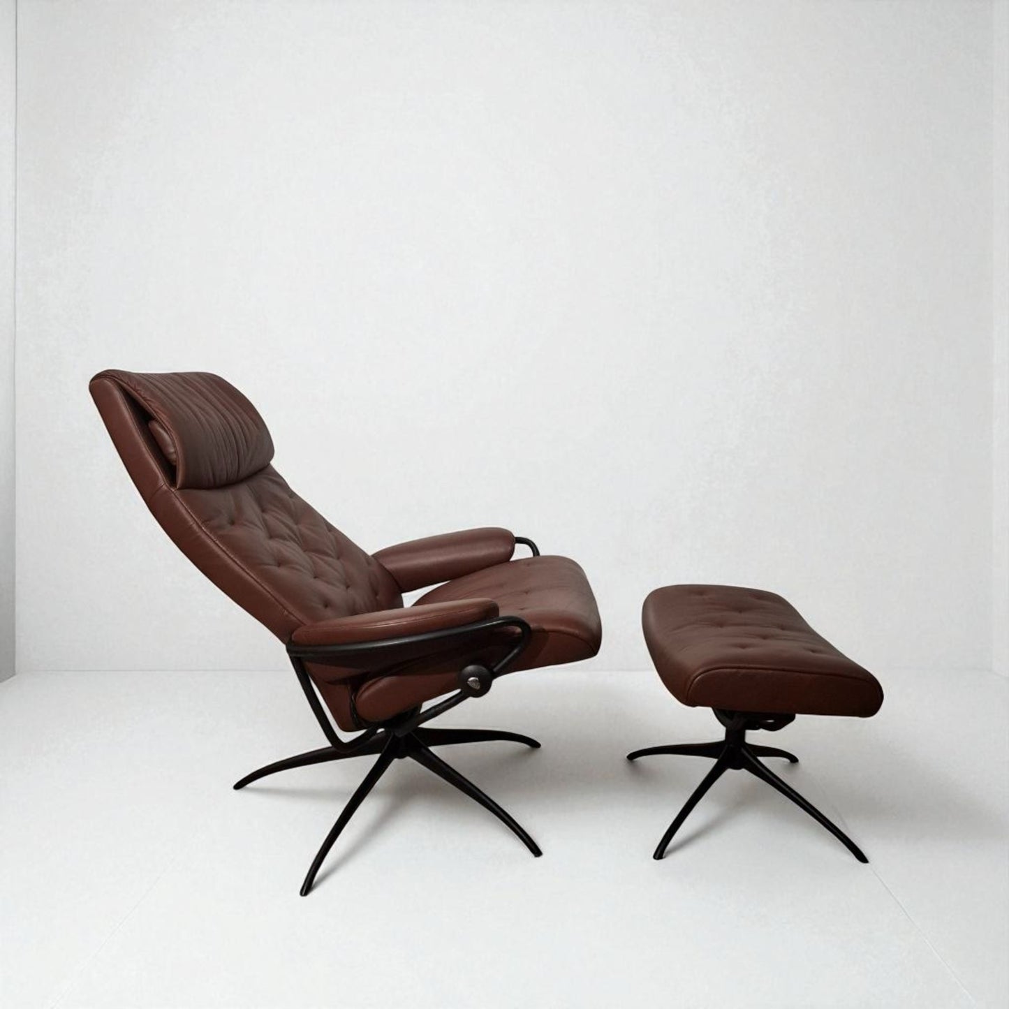 Stressless Metro Lenestol med Krakk – brun Skinn | MøbelGlede
