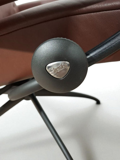 Stressless Metro Lenestol med Krakk – brun Skinn | MøbelGlede