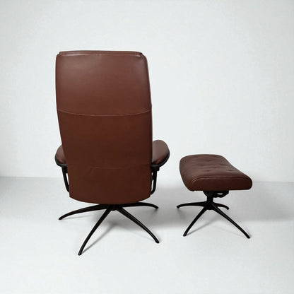 Stressless Metro Lenestol med Krakk – brun Skinn | MøbelGlede